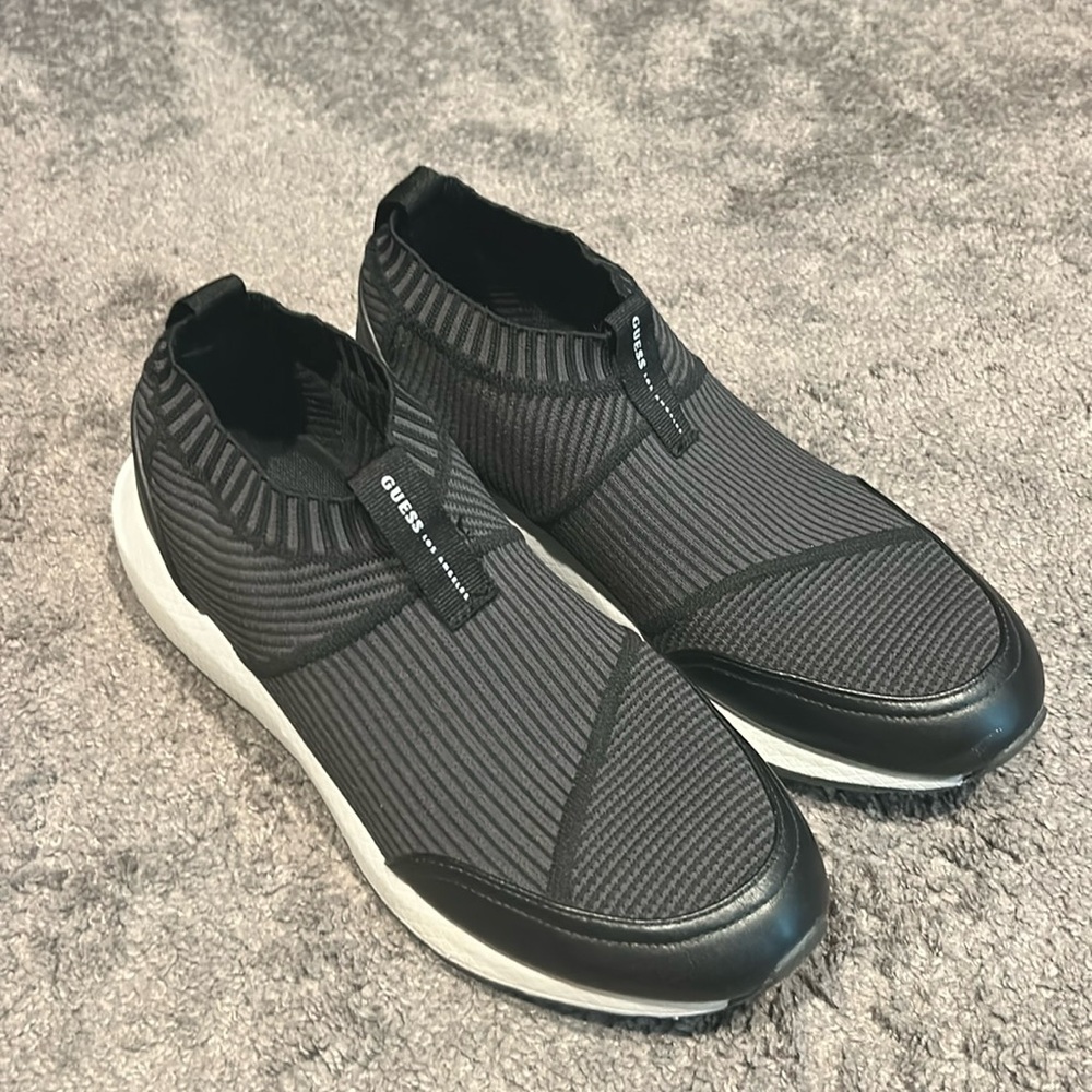GUESS GMZOID, NWOT Men’s size 10.5M black slip on athletic shoes.